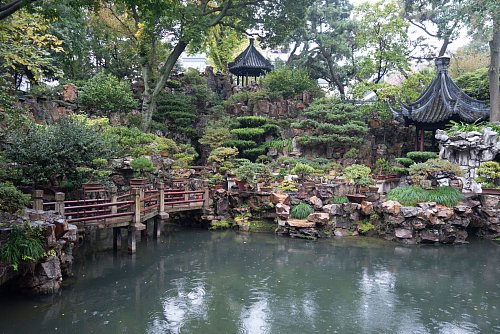 Fungiert als Musterbeispiel chinesischer Gartenarchitektur: der Yu-Garten aus dem 16. Jahrhundert im Huangpu-Distrikt. - © Andreas Drouve/dpa-tmn