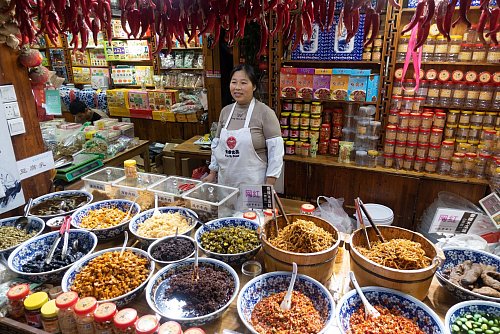 Reichlich Essen im Angebot: gut bestückter Laden im Wasserdorf Luzhi. - © Andreas Drouve/dpa-tmn