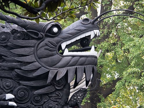 Achtung, scharfe Zähne: Drachenskulptur im Yu-Garten von Shanghai. - © Andreas Drouve/dpa-tmn