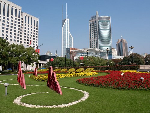 Grünes Shanghai: So zeigt sich die Stadt nahe der Ausstellungshalle für Stadtplanung. - © Andreas Drouve/dpa-tmn