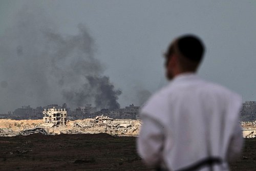 Die rauchenden Trümmer im Gazastreifen sollen der Vergangenheit angehören. - © Ariel Schalit/AP/dpa