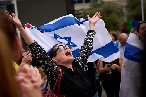 Viele Menschen in Israel feiern die Aussicht auf die Rückkehr aller Geiseln. - © Emilio Morenatti/AP/dpa