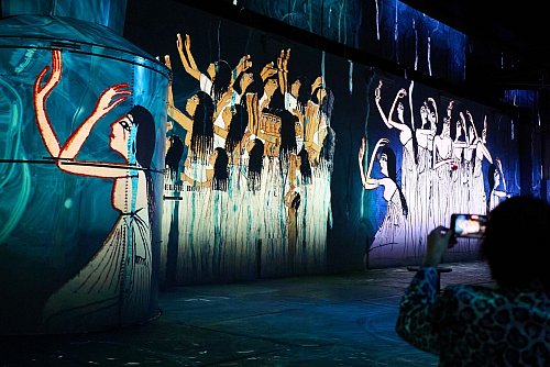 Farbenprächtige Bilder erwarteten die Zuschauerinnen und Zuschauer in dem Kunstzentrum. - © Bernd Thissen/dpa