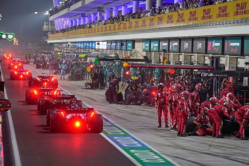 Alle kamen zum Reifenwechsel in der Safety-Car-Phase, nur McLaren nicht. - © Altaf Qadri/AP POOL/AP/dpa