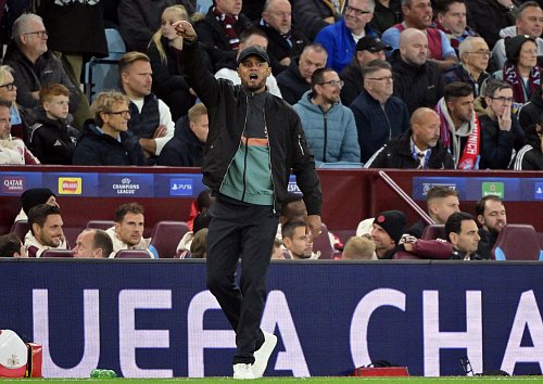 Vincent Kompany strebt nach drei Pflichtspielen ohne Sieg wieder einen Erfolg an. - © Peter Kneffel/dpa