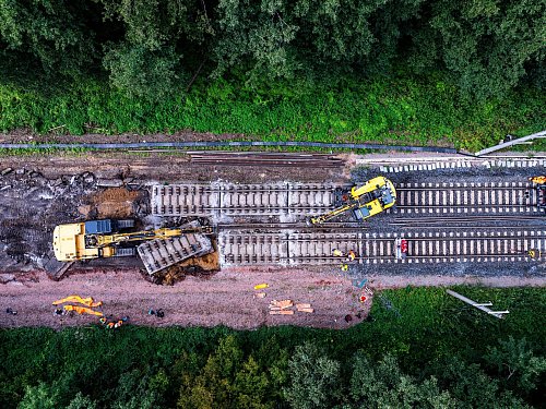 Die Bahn-Infrastruktur ist marode und bremst die Züge täglich vielerorts aus. Inzwischen wird reichlich gebaut - was der Pünktlichkeit im ersten Moment auch nicht zuträglich ist. (Archivbild) - © Jens Büttner/dpa