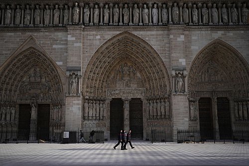 Anlass für Trumps erste Auslandsreise ist die feierliche Wiedereröffnung der Notre-Dame-Kathedrale. - © Thibault Camus/AP