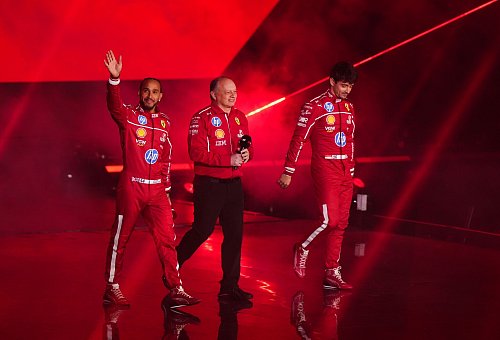 Lewis Hamilton wird sich auch gegen seinen Teamkollegen erstmal durchsetzen müssen. - © Bradley Collyer/PA Wire/dpa