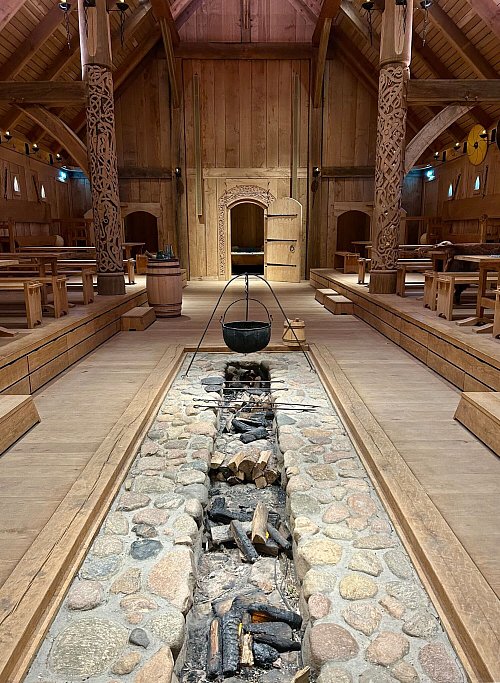 60 Meter lang, 10 Meter hoch: Nachbau der großen Königshalle im «Land der Legenden». - © Friederike Ostermeyer/dpa-tmn