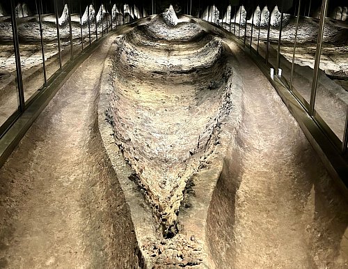 Archäologische Attraktion in Ladby: das einzige begehbare Schiffsgrab Skandinaviens. - © Friederike Ostermeyer/dpa-tmn