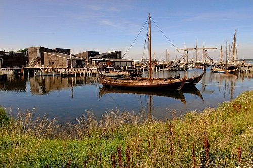 Wikingerschiffsmuseum in Roskilde: Hier können Besucher an Bord nachgebauter Wikingerschiffe gehen. - © Werner Karrasch/Visit Fjordlandet/dpa-tmn