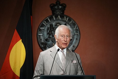 Für Charles ist es die erste Fernreise seit Bekanntwerden seiner Krebserkrankung. - © Aaron Chown/PA Wire/dpa