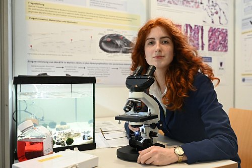 Die Biologie-begeisterte Julia Lenger aus Niedersachsen forscht zu Muschelkrebs an der Nordsee. - © David Hammersen/dpa