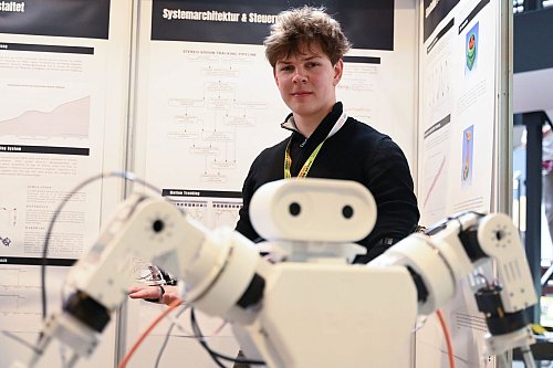 Vladislav Praznik hat eine KI-optimierte Fernsteuerung für Roboter entwickelt. - © David Hammersen/dpa