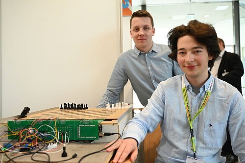 Felix Gross (rechts) und Fiete Kloppenburg haben ein elektromagnetisches Schachbrett entwickelt. - © David Hammersen/dpa