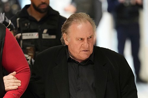 Eine Ausstatterin und eine Regieassistentin warfen Depardieu vor, sie unsittlich berührt zu haben. (Archivbild) - © Aurelien Morissard/AP/dpa