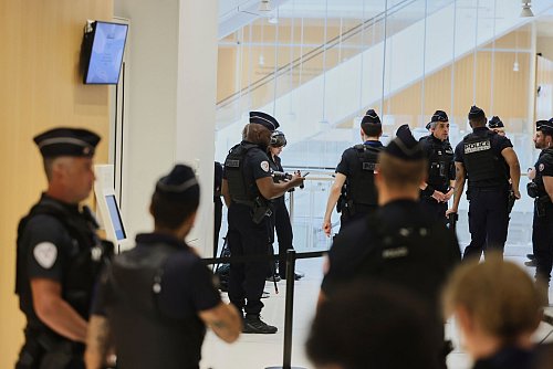 Der Pariser Prozess bekam viel Aufmerksamkeit - Polizisten zeigten hohe Präsenz. - © Thomas Padilla/AP/dpa