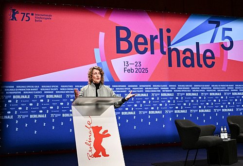 Die neue Intendantin Tricia Tuttle stellte das Programm der Berlinale vor. - © Jens Kalaene/dpa