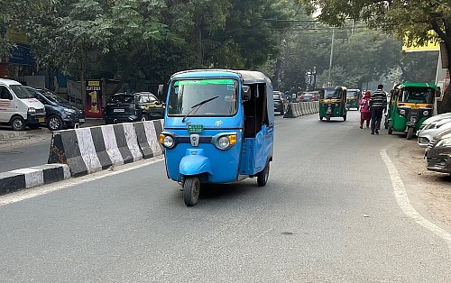 Auf Indiens Straßen machen die Ape den Tuk-Tuks jetzt schon Konkurrenz. (Archivbild) - © Dirk Godder/dpa
