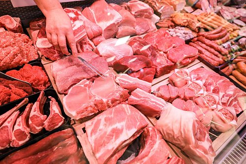 Um europäische Landwirte zu schützen, soll es nur für eine bestimmte Menge an Fleischimporten Zollvergünstigungen geben. (Symbolbild) - © Jan Woitas/dpa-Zentralbild/dpa