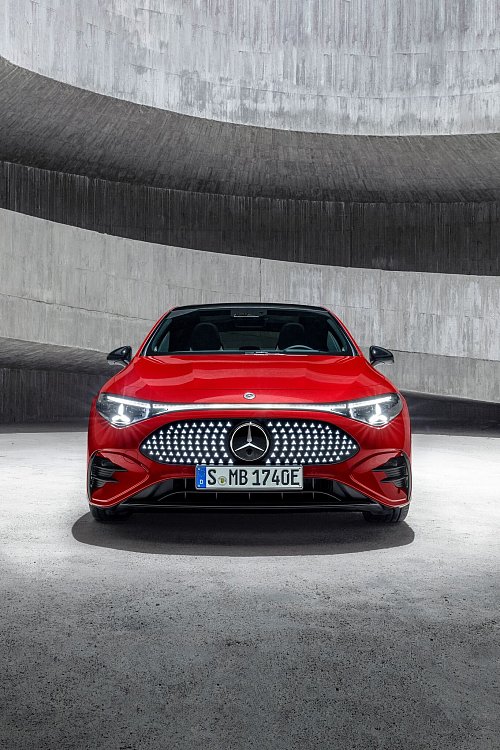 Früher steckte nur einer auf dem Kühler oder im Frontgrill: Heute hat Mercedes zur Sicherheit ein paar mehr - kleine - Sterne untergebracht. - © Mercedes-Benz AG/dpa-tmn