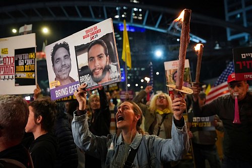 Familien der Geiseln hoffen auf eine Einigung, die ihre schmerzlich vermissten Angehörigen zurückbringt (Archivbild) - © Ohad Zwigenberg/AP/dpa