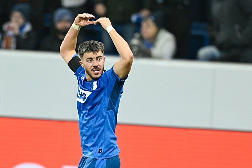 Umut Tohumcu jubelt über den späten Ausgleich für Hoffenheim - © Uwe Anspach/dpa