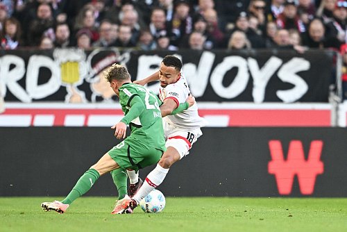 Stuttgarts Nationalspieler Jamie Leweling (r) versuchte viel, hier im Zweikampf mit Gladbachs Robin Hack. - © Harry Langer/dpa