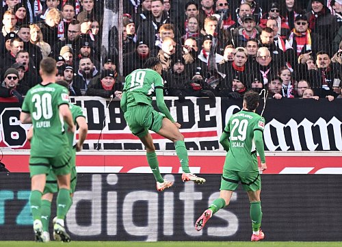 Nathan Ngoumou (M) beim Jubelsprung nach seinem Treffer. - © Harry Langer/dpa