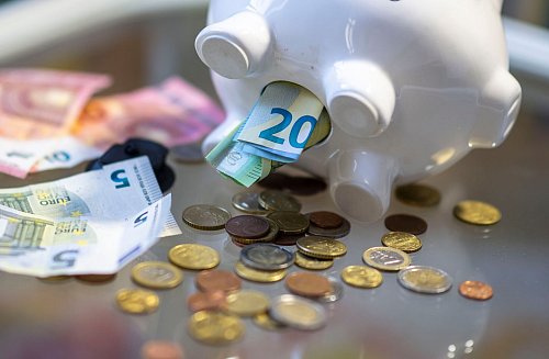 Ein Großteil der Ersparnisse liegt auf Giro- und Tagesgeldkonten oder wird als Bargeld zu Hause aufbewahrt. (Symbolbild) - © Hendrik Schmidt/dpa