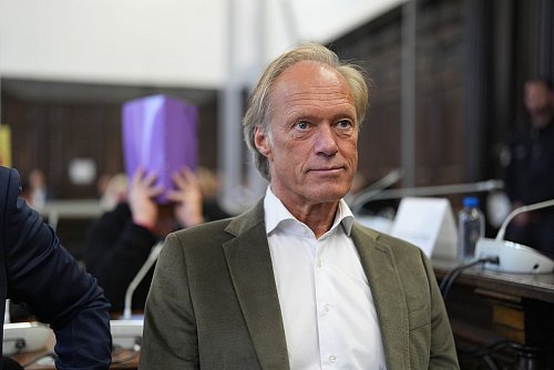 Der ehemalige Fernsehmoderator Gerhard Delling und Lebensgefährte von Christina Block ist wegen Beihilfe angeklagt. - © Marcus Brandt/dpa pool/dpa