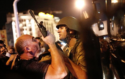 In Istanbul und der Hauptstadt Ankara kam es damals zu schweren Gefechten zwischen Putschsoldaten und regierungstreuen Sicherheitskräften. (Archivbild) - © Sedat Suna/EPA/dpa