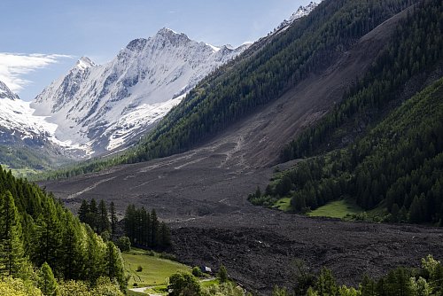 «Es sieht aus wie auf dem Mond», sagt ein Anwohner - © Jean-Christophe Bott/KEYSTONE/dpa