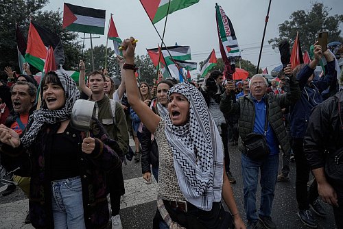Erneut kam es zu Protesten. - © Adrián Irago/EUROPA PRESS/dpa