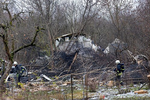 Das Frachtflugzeug zerschellte nahe dem Flughafen von Vilnius am Boden. - © Mindaugas Kulbis/AP