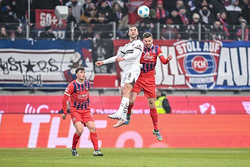 Ob in der Luft oder auf dem Rasen: Heidenheim und St. Pauli lieferten sich ein umkämpftes Duell. - © Harry Langer/dpa
