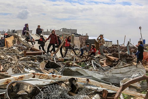 Besonders dramatisch ist die Lage im Gazastreifen für die vielen Kinder. (Archivbild) - © Abed Rahim Khatib/dpa