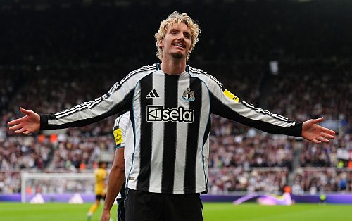 Nick Woltemade freut sich über sein erstes Tor für Newcastle. - © Owen Humphreys/PA Wire/dpa