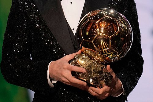 Für den Ballon d\\\'Or ist in diesem Jahr unter anderem Toni Kroos nominiert. - © Christophe Ena/AP/dpa