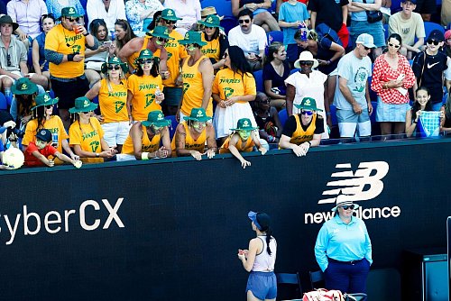 Eva Lys bedankte sich auch bei den australischen Fans. - © Frank Molter/dpa