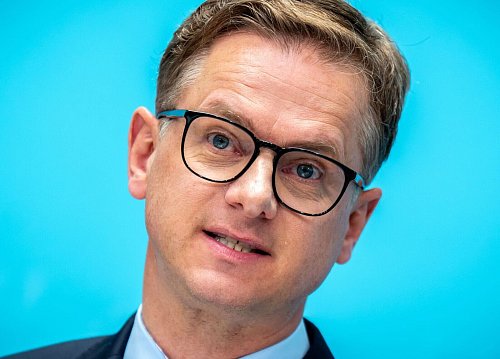 CDU-Generalsekretär Carsten Linnemann sagt, das Kabinett wolle sich demnächst in einer Sitzung ausschließlich mit dem Abbau bürokratischer Hürden beschäftigen. (Archivfoto) - © Michael Kappeler/dpa
