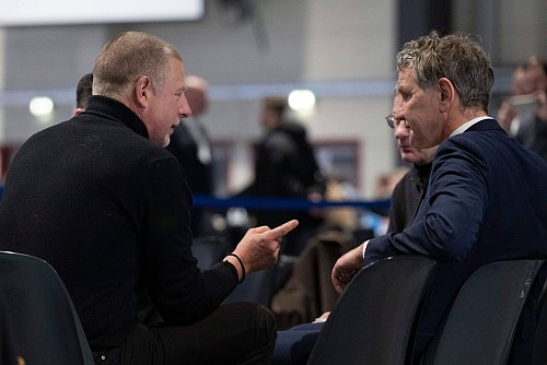 Höcke unterhält sich im Gästebereich der Parteitagshalle in Riesa mit Götz Kubitschek (r.), Verleger, Publizist und politischer Aktivist der Neuen Rechten. - © Sebastian Kahnert/dpa