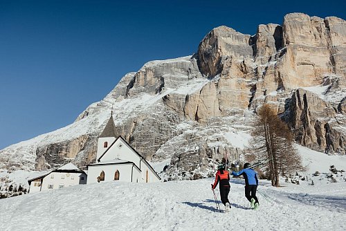 Auf den Hütten im kleinen Skigebiet Heiligkreuz wird bei der «Roda dles Saus» ladinische Küche serviert. - © Alex Moling/Alta Badia/dpa-tmn