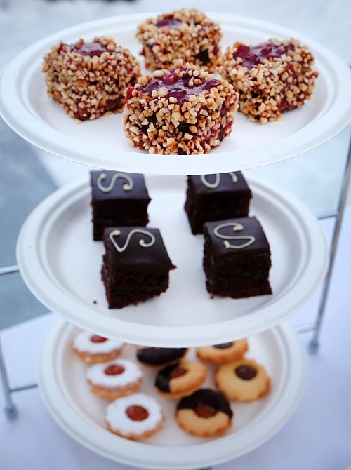 Geht noch ein Nachtisch? Etagere mit Sacher- und Linzertorte. - © Florian Sanktjohanser/dpa-tmn