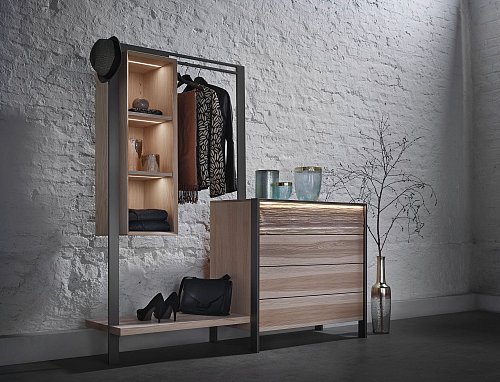 Aufgeräumt und dennoch alles griffbereit - eine Kombination aus Kleiderstange und Schubladen macht es möglich. - © Thielemeyer/DGM/dpa-tmn