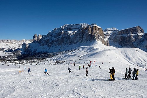 Auf der Skipiste einmal um das Sellamassiv - das ist die Sellarunde oder Sella Ronda. - © Florian Sanktjohanser/dpa-tmn
