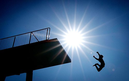 Freibad-Fans aufgepasst - es wird wieder heiß in NRW - © Friso Gentsch/dpa
