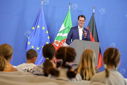Manche Kinder-Frage kommt auch für den NRW-Ministerpräsidenten Hendrik Wüst (CDU) überraschend. - © Christoph Reichwein/dpa