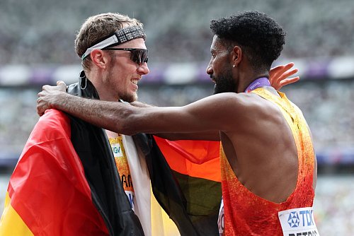 Richard Ringer (l) freute sich mit seinem Teamkollegen Amanal Petros. - © Oliver Weiken/dpa