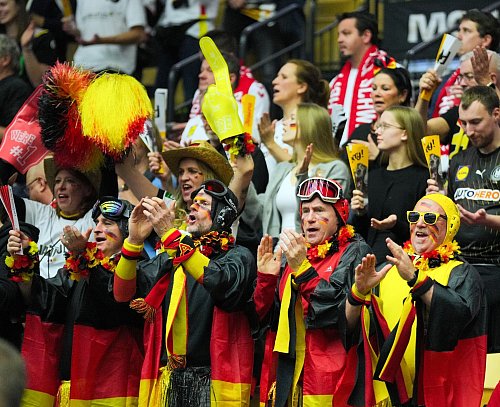 In Deutschland begeistert Handball die Massen. - © Soeren Stache/dpa